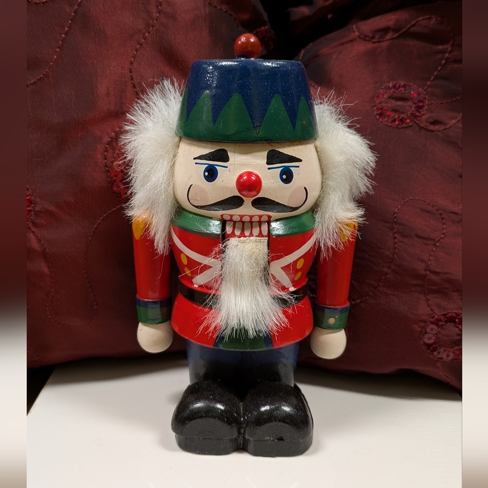 Vintage Chubby wooden nutcracker QVC H28160